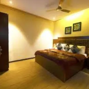 Red Blu Hotel New Delhi